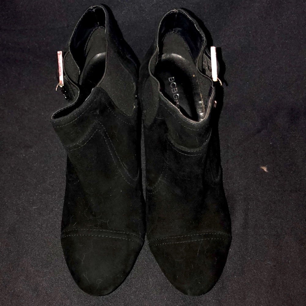 BCBG Black suede ankle bootie 9M, New